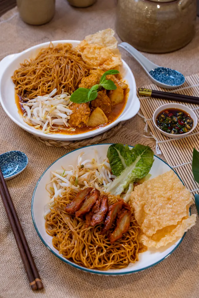 咖喱马铃薯鸡丁干捞面、叉烧干捞面 GonLou Dry Noodles with Curry VChicken Potato and VChar Siew