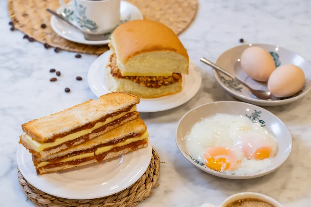 海南雪油加央烤面包、雪油加央花生太空包、甘榜生熟蛋 Hainanese Butter & Kaya Toast and Crunchy Peanut Bun, Half-boiled Kampung Egg